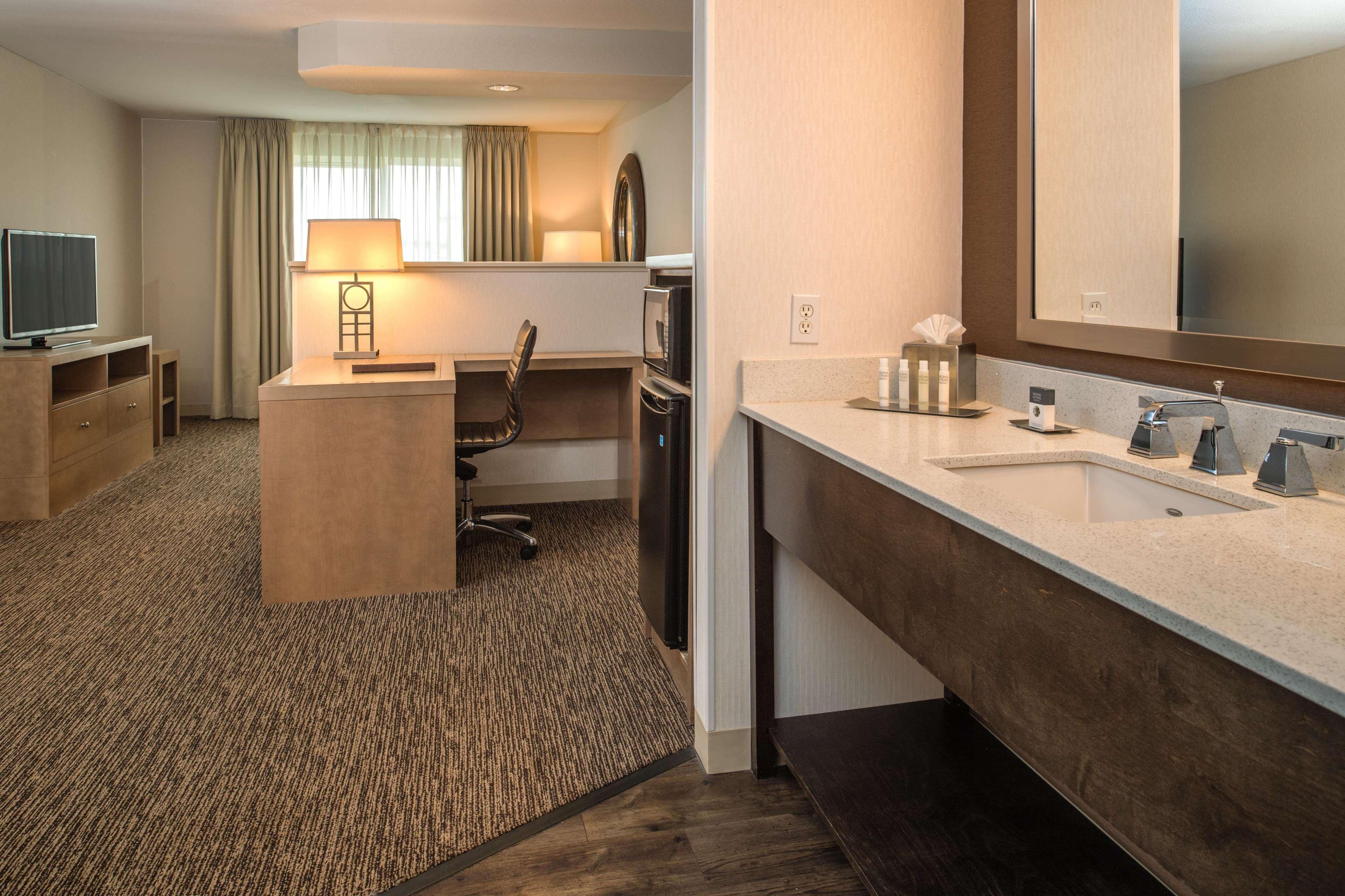 Отель Doubletree By Hilton North Сейлем Экстерьер фото