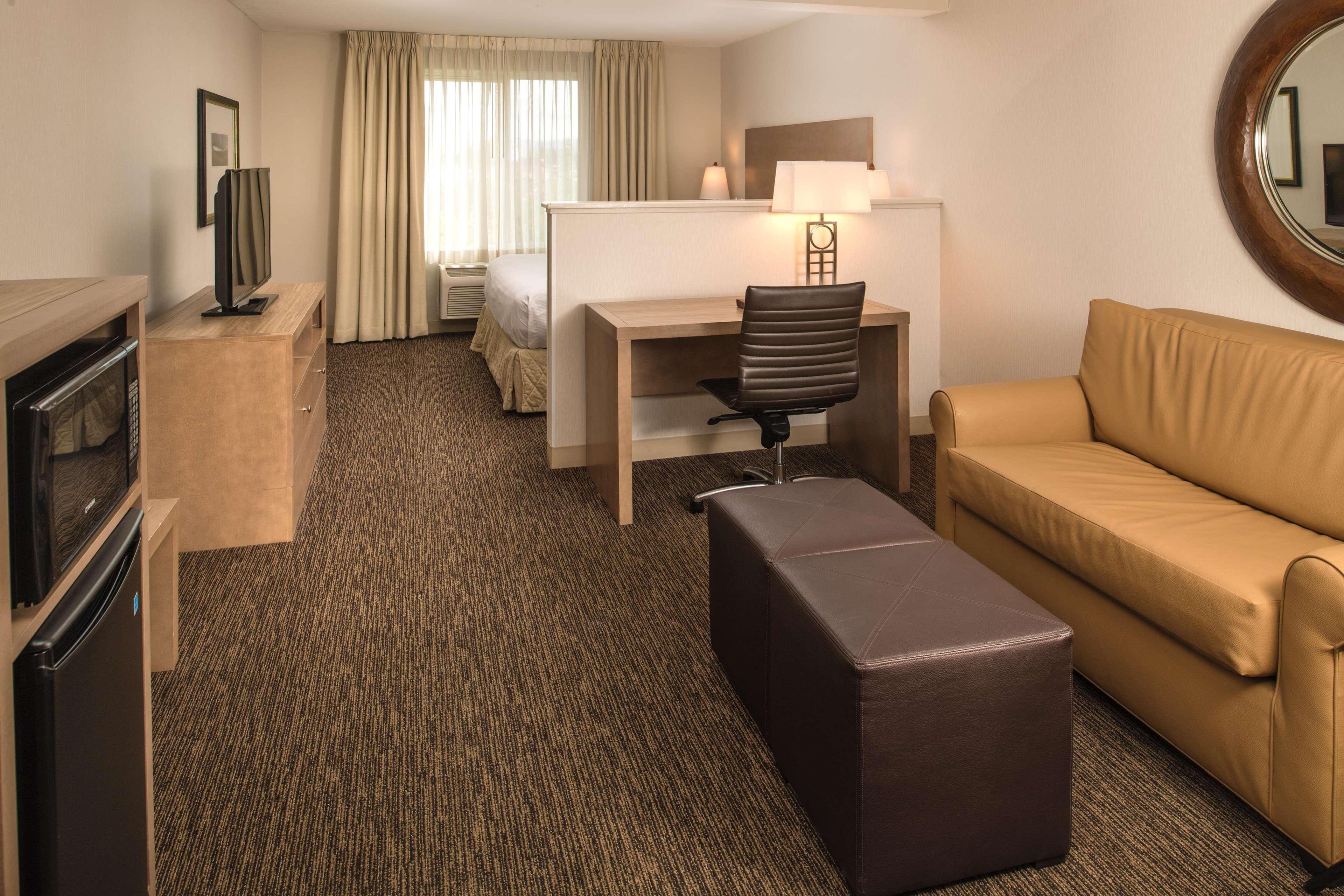 Отель Doubletree By Hilton North Сейлем Экстерьер фото